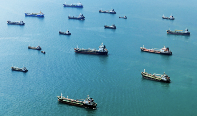Frota de navios navegando em tempo real